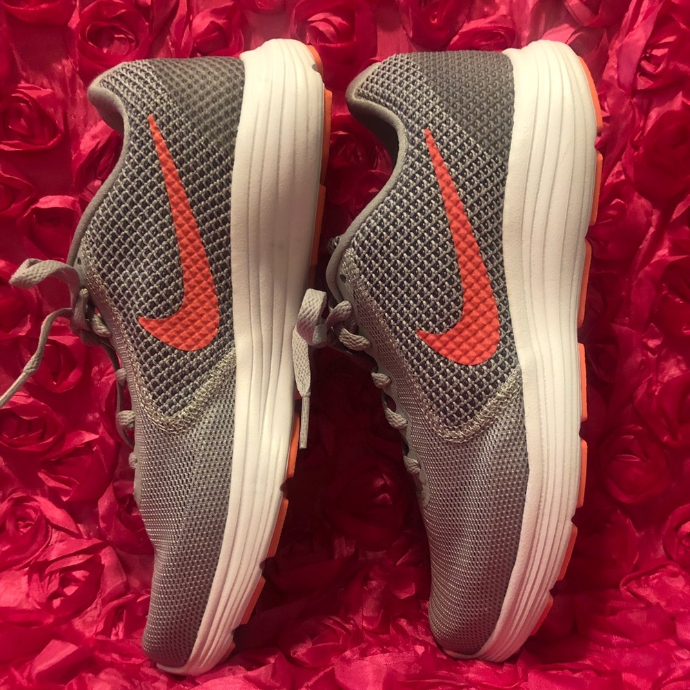 NIKE WOMENS REVOLUTION 3 RUNNING SHOE - Picture 3 of 7